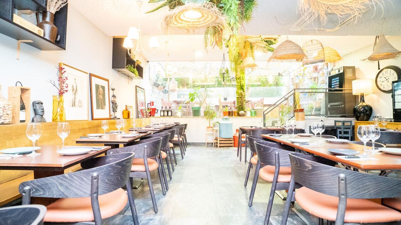 Wine Hunters dining room with set tables and pendant lamps